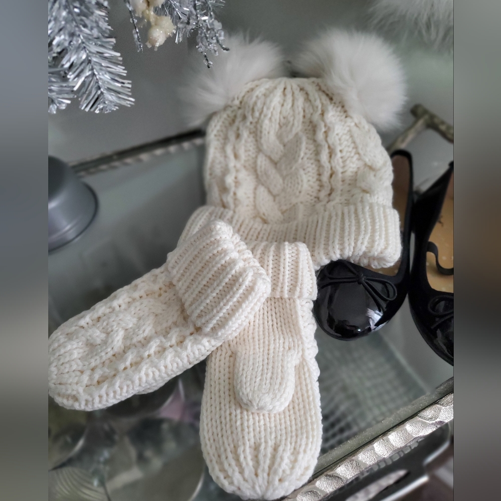 Toddler girls Baby Gap cream cableknit toboggan/mitten set Size M/L